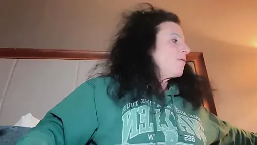 Niesende göttin versohlt hinter den kulissen hotelbett bei der beichte