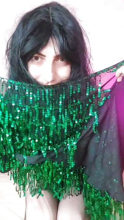 Model gotic băiat feminin drăguț cu eșarfă sexy