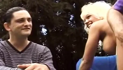 Blonde ehefrau nimmt es vom gast