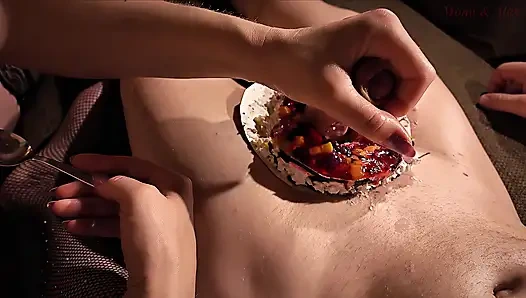 Semen Snack - Unerättliche MILF verschlingt cumshots auf Beeren und Schokolade