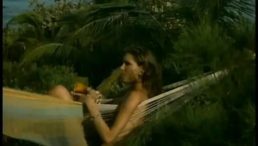 Закованная на острове, ебарь с большим хуем трахает сексуальную загорелую милфу