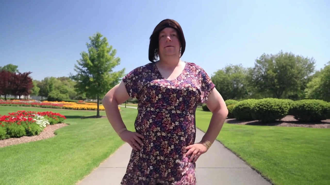 Nicki crossdress dengan gaun mini musim panas yang luar biasa. Celana ketat dan sepatu bot berjalan-jalan di taman (KI)