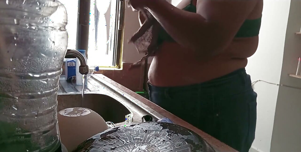 Ibu mertua memfilmkan dirinya sendiri di dapur dan menunjukkan payudaranya