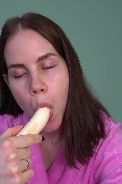 Η καυτή κοκκινομάλλα Άννα παίρνει πίπα και τρώει χύσια