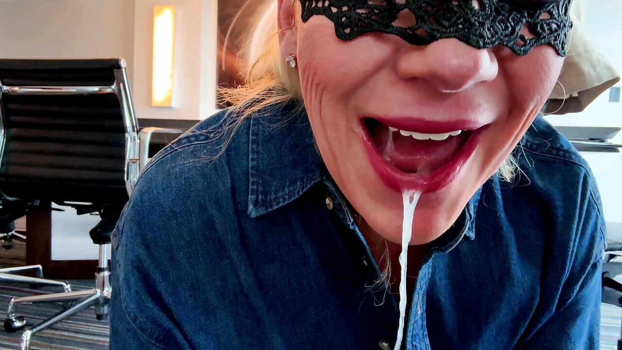 Fa Fiona apne bordroom men yatri se milti hai