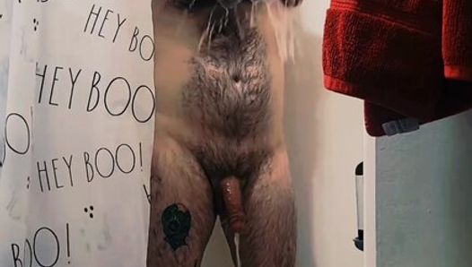 Hora do banho com homem tatuado sexy