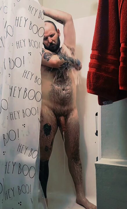 Hora de la ducha con sexy hombre tatuado