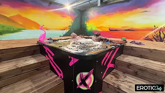 Похотливую толстушку жестко трахают