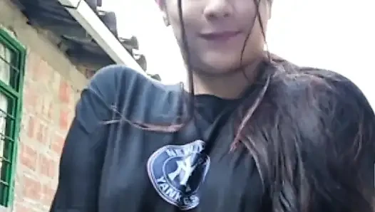 Seksi kız hayranları için yayın yapıyor ve kendine dokunuyor