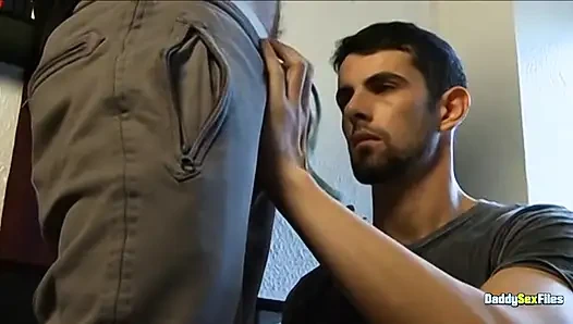 Daddysexfiles Jake Steel oyuncu ve meraklı bir yarağı okşuyor