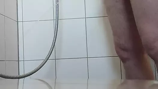 Sabah duşta işiyor
