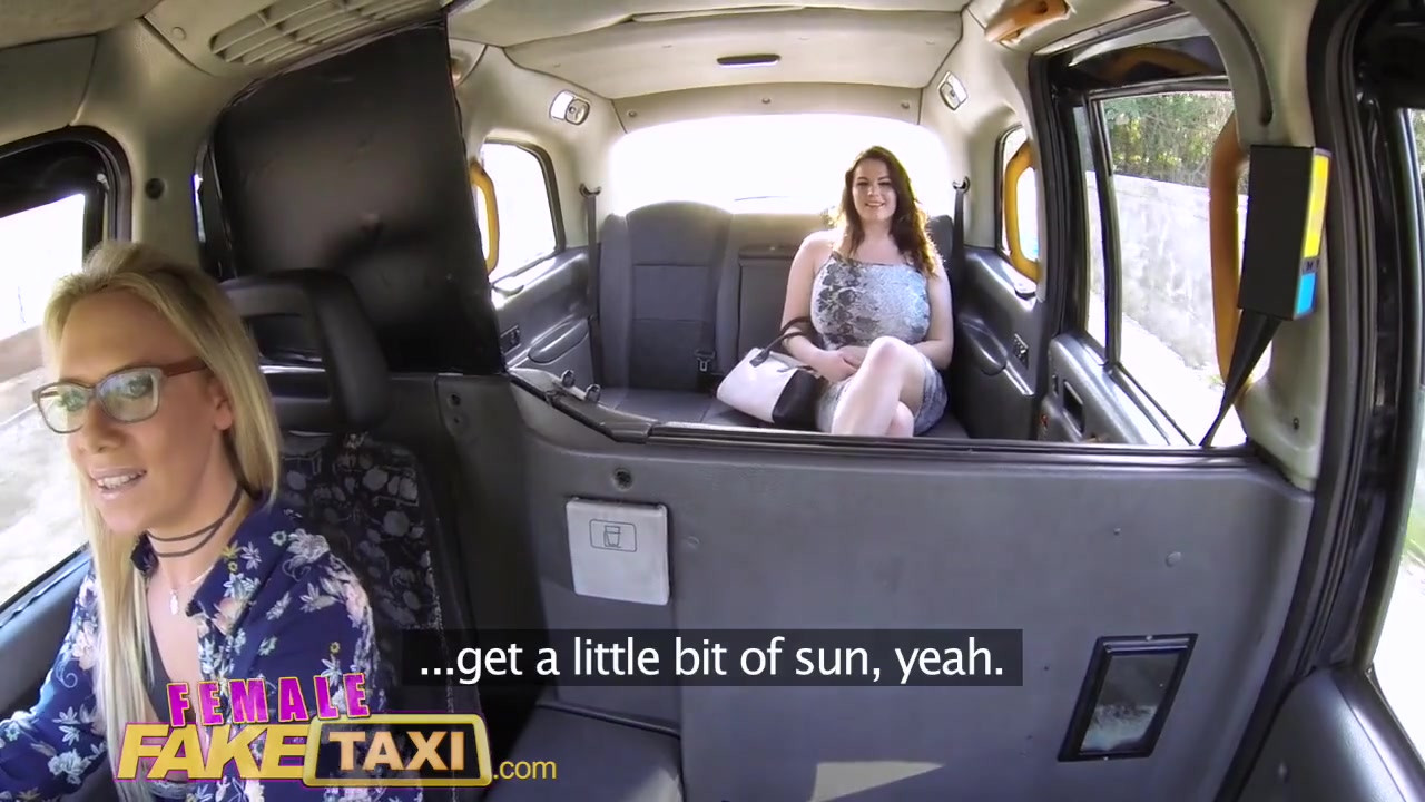 女性假出租车角质馅饼使用黄瓜来伸展阴户