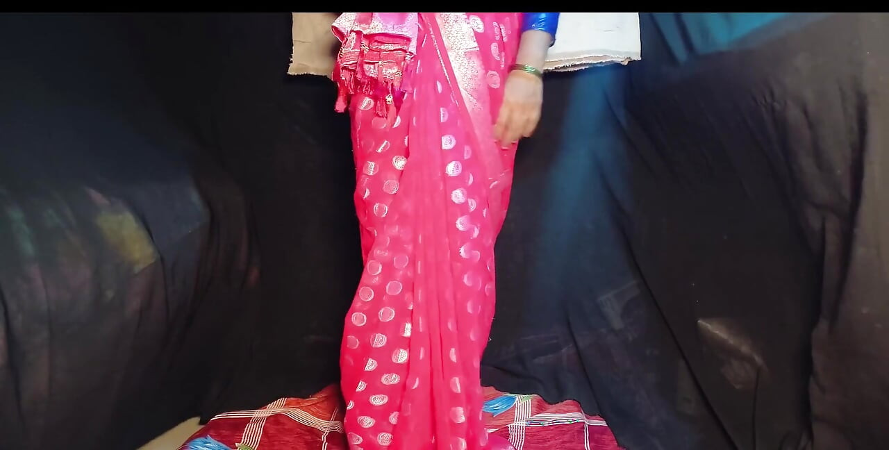 A madrasta parecia gostosa em um saree rosa que ela e Anand se envolveram em sexo em várias posições em pé, mentindo desi quente sexy