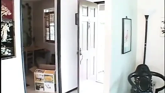 Polis amcığı gibi giyinmiş ateşli açık tenli siyah sürtük siyah yarakla sikiliyor