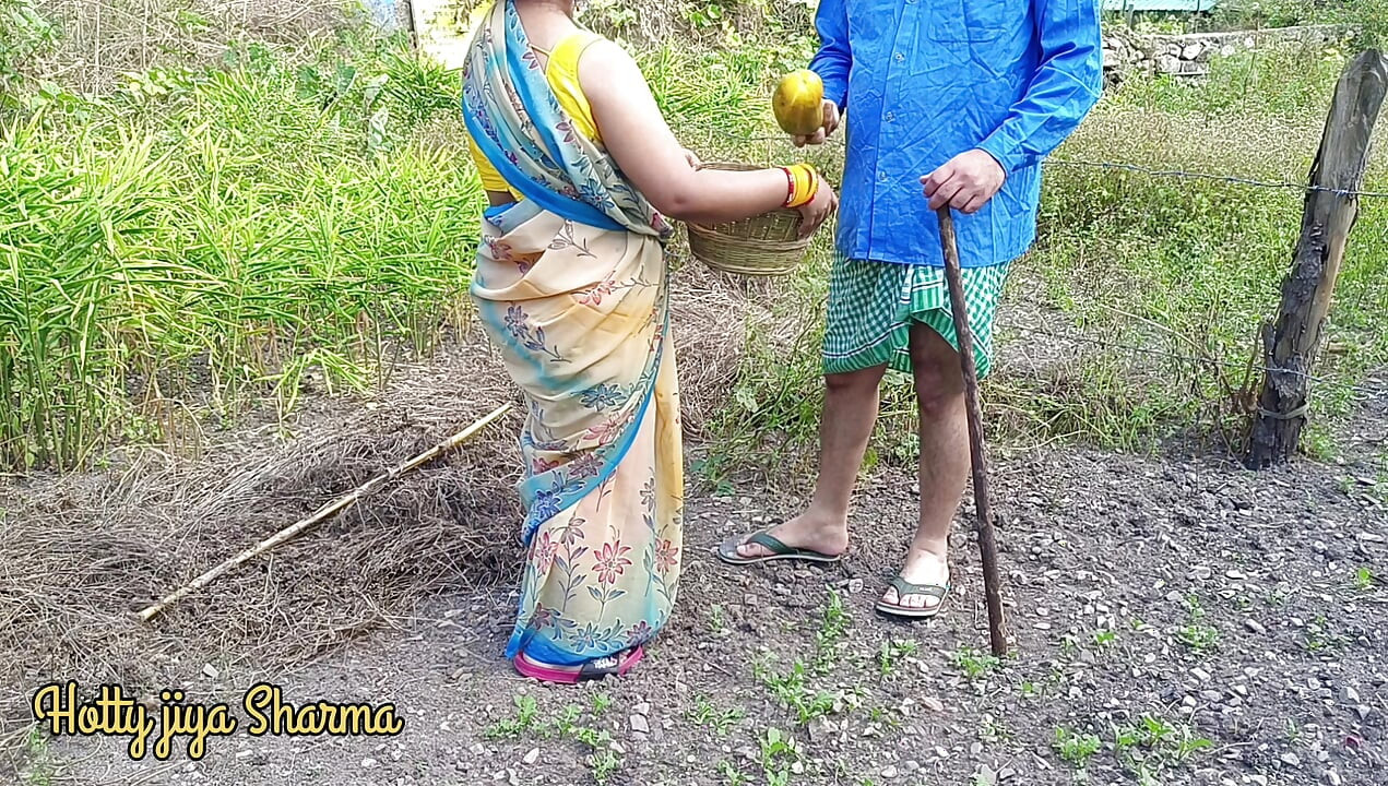 ลูกพี่ลูกน้องสาวหมู่บ้านอินเดียสุดฮอตเย็ดกับลูกพี่ลูกน้องชายในสนาม