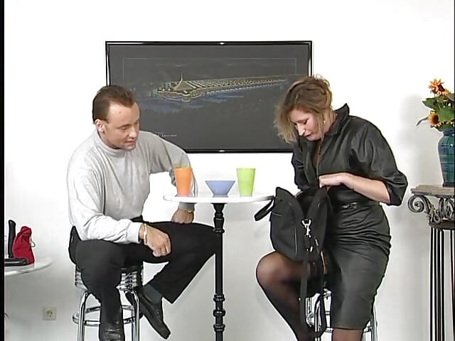 Seksi olgun bayan oyuncu seçmelerinde amını oynuyor