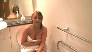 Demi-sœur dans la salle de bain pov