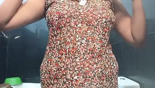 Sie spielt ihre aufgeregte muschi gut und wird gut aufgeregt in musterbation im badezimmer mit möpsen