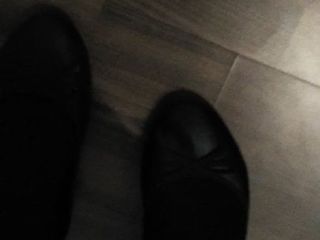 Footfetish - metete en pisos negros en medias de nylon