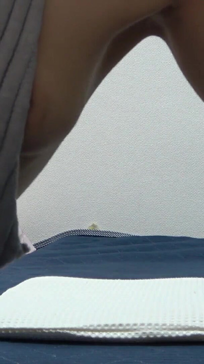 O fată japoneză în pulover dezvăluitor și tanga își arată conturul pizdii în timp ce face exerciții | Clip 1