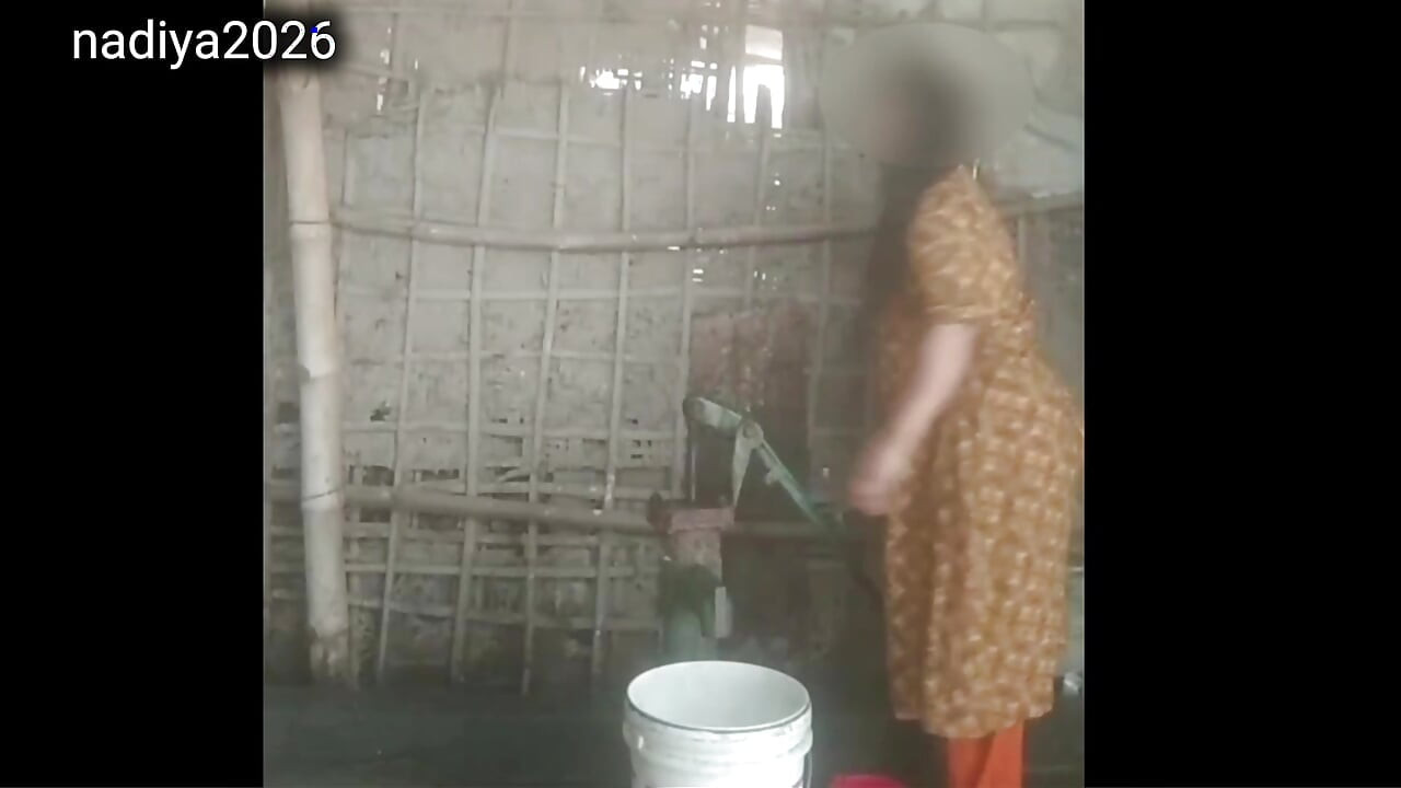 Minha madrasta se excita quando eu a assisto no chuveiro.