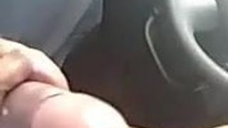 Meisje dat hoofd in de auto geeft