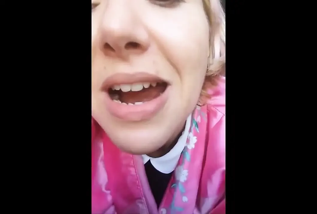 我不应该把手指伸进我的鼻子里, 但我非常喜欢它...