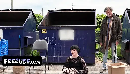 Благодарная Raee Ripley показывает своему спасателю Итану, как именно она благодарна