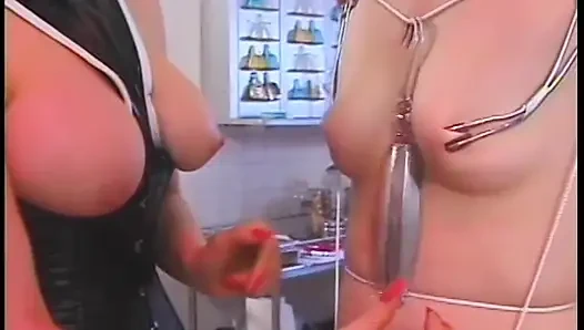 Cewek mungil rambut merah ngentot pakai strap-on kulit