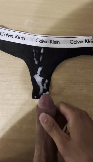 의붓여동생 캘빈 클라인 끈에 사정