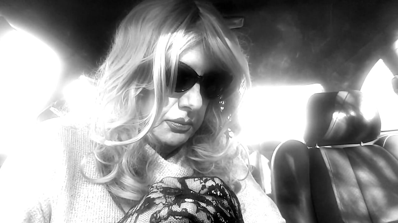 MrsRuthieRoman - a marture TG blonde smoking 2 VS120 menthols in her car