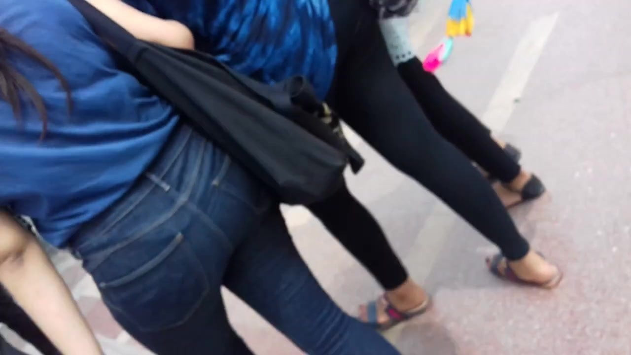 Menina indiana de jeans