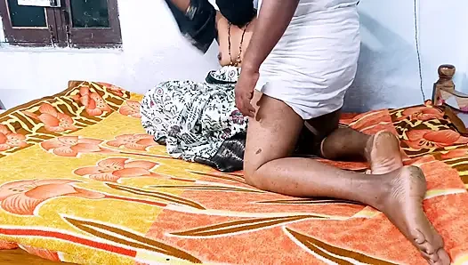 Индийская горячая жена лижет киску в домашнем видео