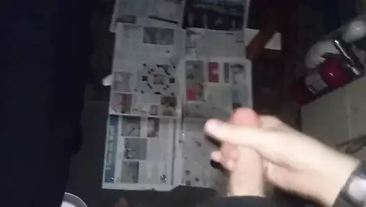 gazete üzerine cumshot.