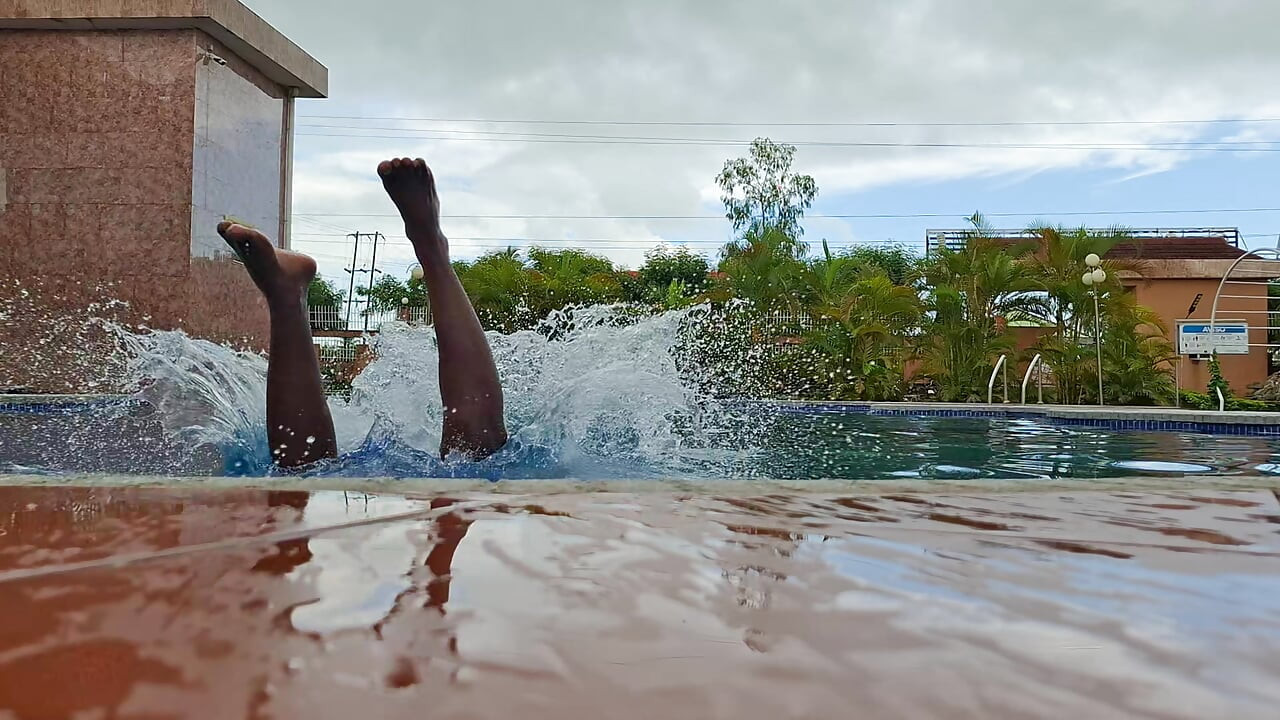 Sperma schwimmen im pool, harter sex im wasser, doppelter orgasmus