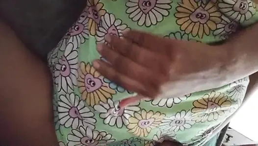 Горячая девушка Remido с удивительными большими сиськами и голодной киской с развлечением похоти Musterbation