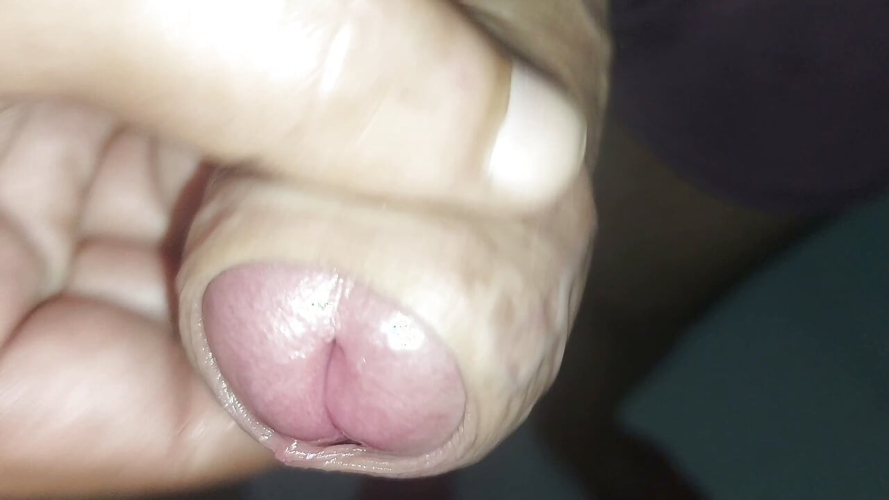 Sinto prazer quando minha irmã adotiva me faz uma punheta