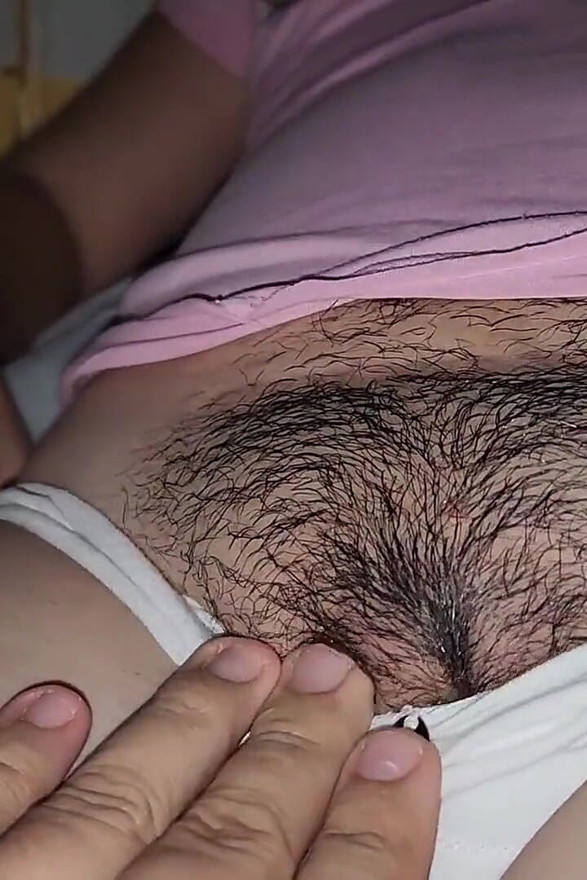 Mi amiga del trabajo me deja bajar sus bragas