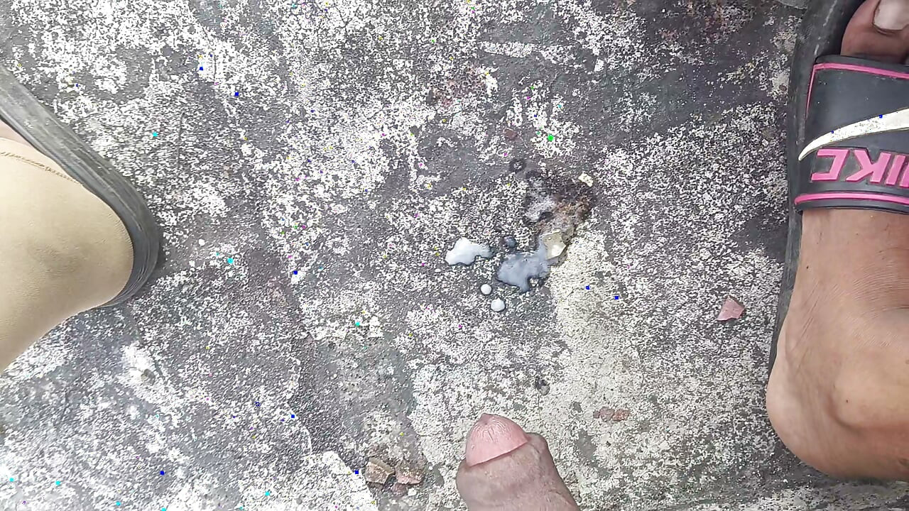 Evin çatısına çıkıp sikimin suyunu akıttım