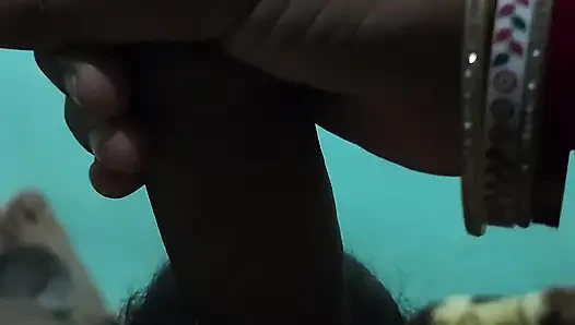 Adik tiri memijat penisku yang tebal dengan tangannya