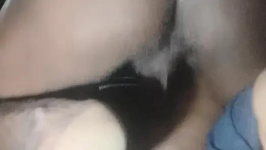 Freundin fickt gerne einen großen schwarzen Schwanz und nimmt ihn tief