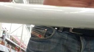 Крошка с джинсами в магазине сантехники