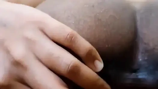 Hintli kız arkadaş çığlık atarken erkek arkadaşı tarafından arkadan sikiliyor