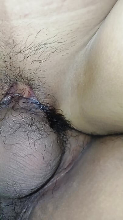 아름다운 히잡 학생이 신음하며 즐기고 있다