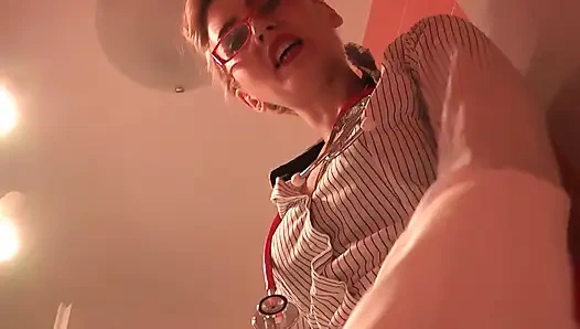 Sarışın doktor tuvalete işiyor