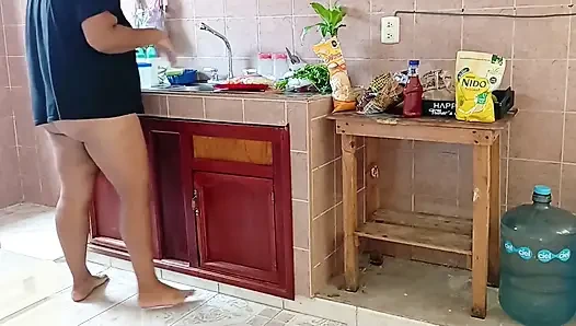 Пухлая мачеха моет и подчищает кухне
