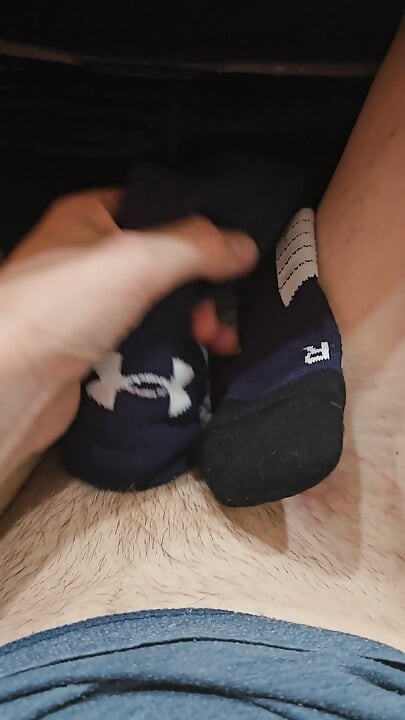 Strzelam spermę w używanej prezerwatywę po użyciu mojej skarpetki załogi under armour do szarpnięcia się