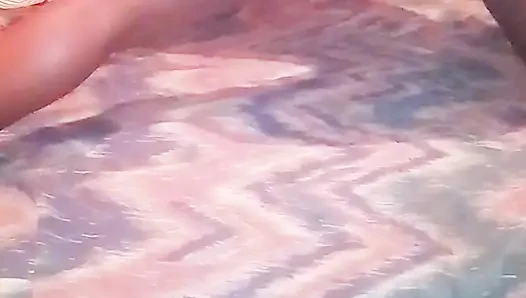 Yeni kostümüm üzerinde tek başına twerk yapıyor