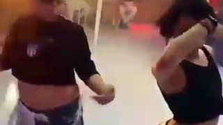 Crossdresser árabe dançando maricas