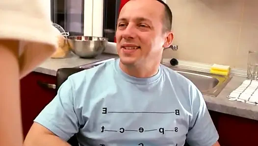 Sürtük evli kadın kocasının arkadaşıyla mutfakta sikişiyor